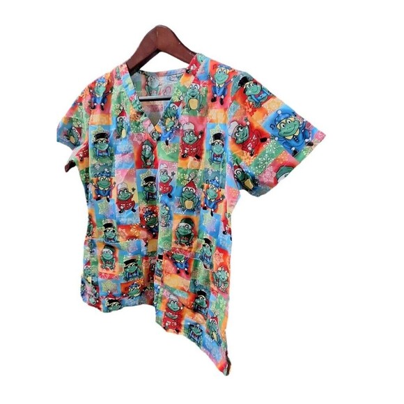 Peaches Uniform Nurse Scrub Top Christmas Frogs CNA Short Sleeve 2 Pockets Sz M - Picture 2 of 6